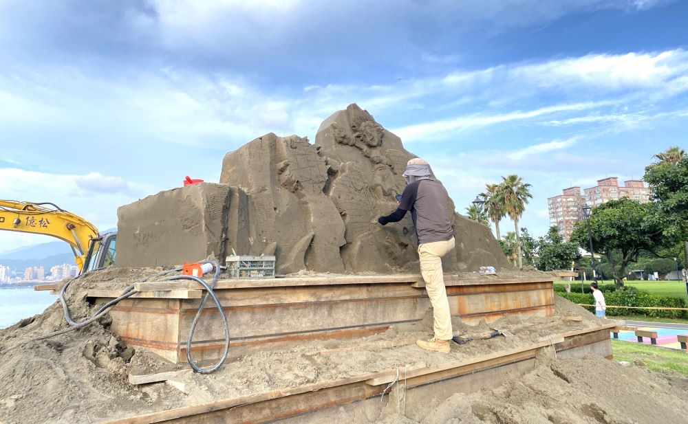 《圖說》2025八里城市沙雕展3米高的主雕正由沙雕師雕刻中。〈高灘處提供〉