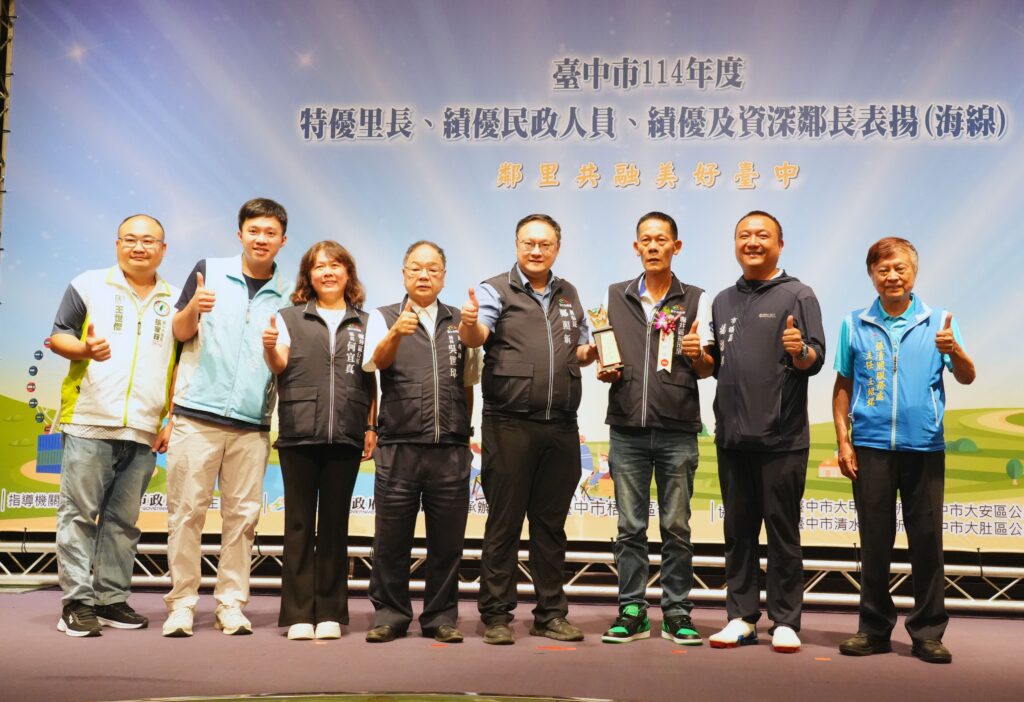 龍井區六連霸福田里長歐錦墩服務年資達23年 獲頒特優里長 0 1