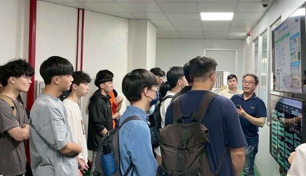 《圖說》勞動部桃竹苗分署攜手龍華科大，青年參訪職場瞭解產業樣貌及職場環境。〈龍華科大提供〉