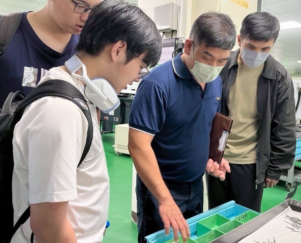 《圖說》企業職場參訪活動，帶領學生深入智慧機械產業，實地認識工作流程。〈龍華科大提供〉