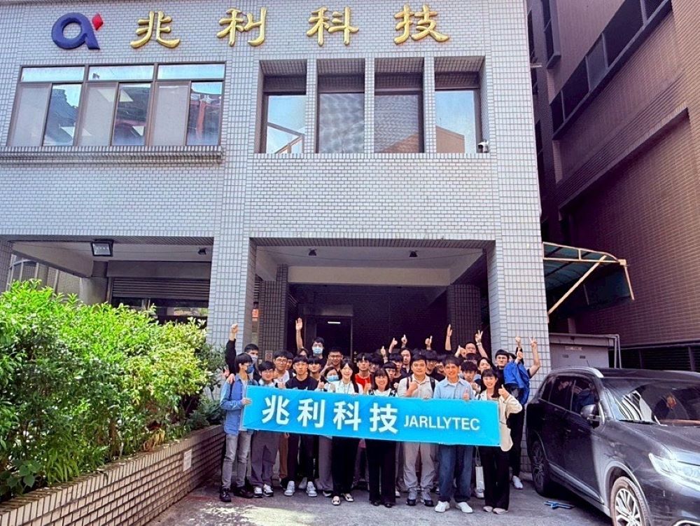 《圖說》透過參訪讓學子提前熟悉職場環境，也對實習生活有了初步認識。〈龍華科大提供〉