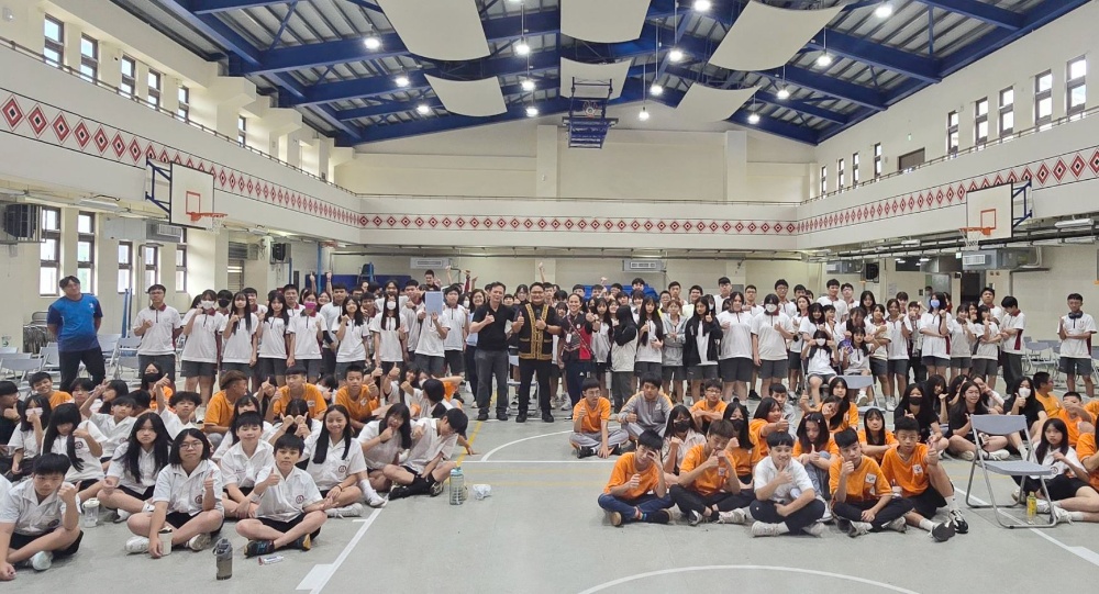 一個台灣人在難民營的日子 魯瑪夫博士羅浮高中專題演講 2 圖▲魯瑪夫博士與羅浮高中師生合影。