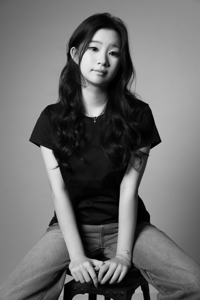 17歲原創藝術新星許鈞琋 Unframed 個展,以夢與現實的筆觸描繪自由 4 1761232294920 683x1024 1