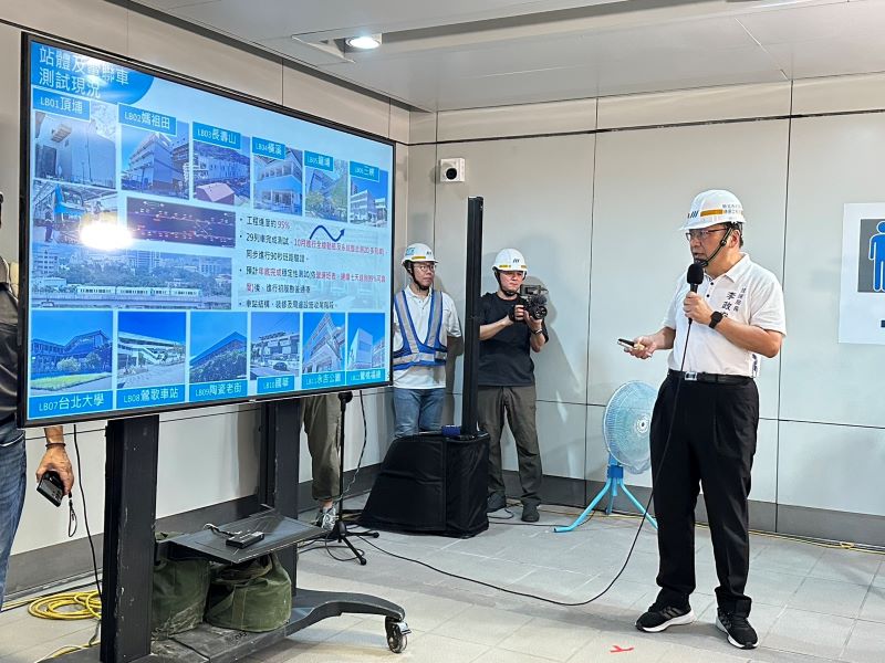 全線動態測試最關鍵一哩路 捷運三鶯線年底完工 10 《圖說》捷運局長李政安簡報說明,土木部分進入收尾階段,努力朝年底完工目標邁進。〈捷運局提供〉