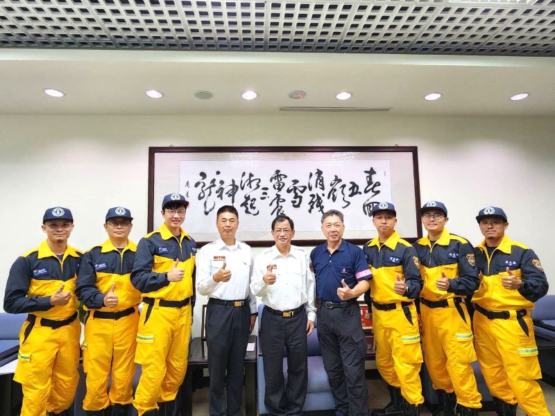 深化國際交流 新北消赴東京研修救助技術 4 《圖說》新北消防局長陳崇岳(中間位)敘勉參訓人員。〈消防局提供〉