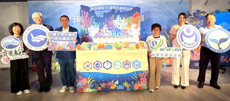 實現北台灣海洋永續願景 新北攜手〈緯穎〉MOU 30 《圖說》產官學研共同放上珊瑚基座,攜手守護東北角海域。〈漁業處提供〉